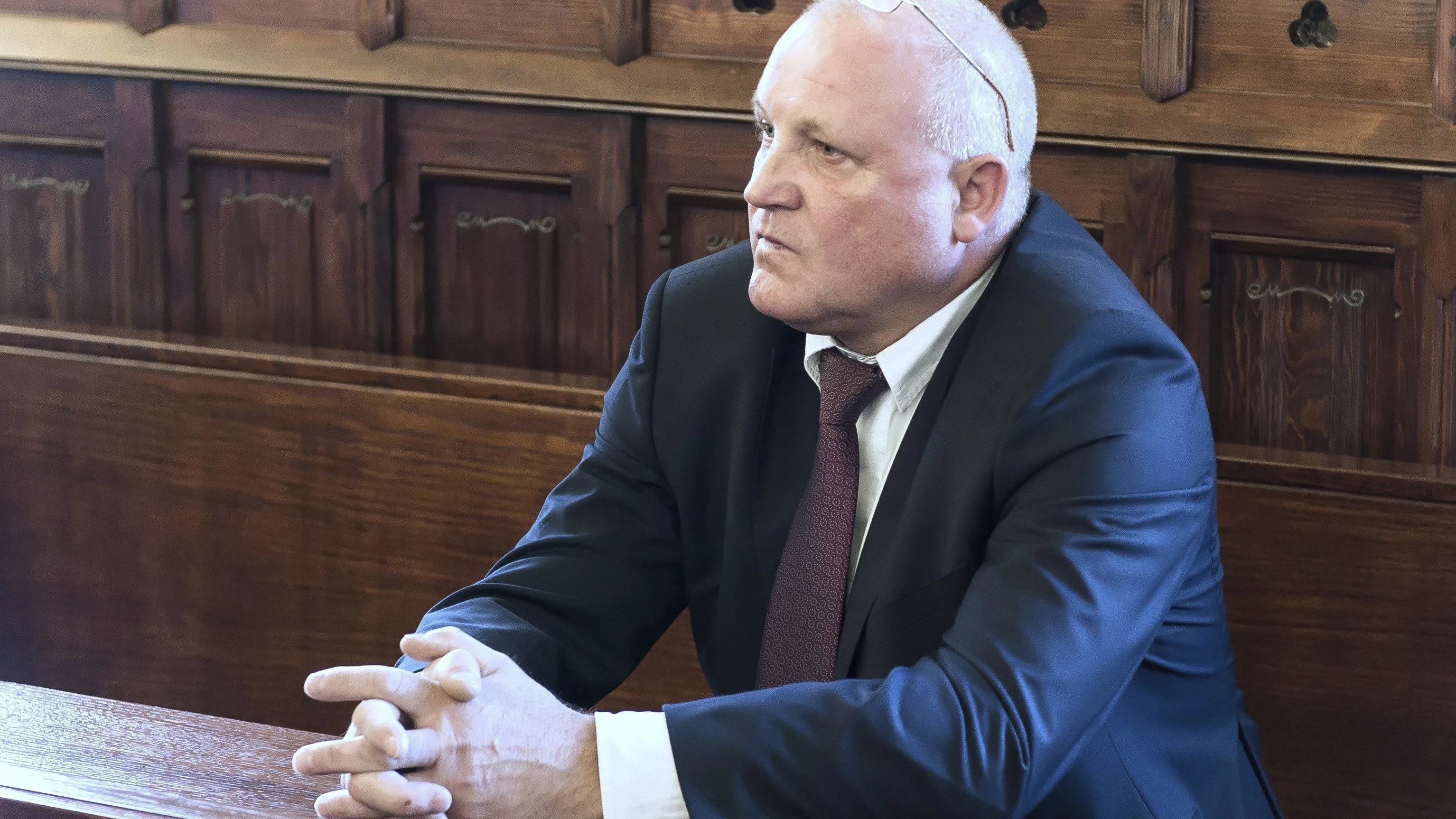 El acusado por incitaci&oacute;n al odio por motivos raciales y religiosos al quemar una efigie que representaba a los jud&iacute;os, Piotr Rybak, se sienta en el banquillo de los acusados