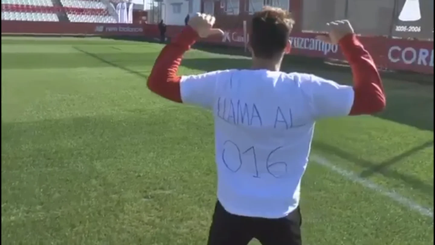 Jugador del Sevilla posando con su camiseta de apoyo Jugador del Sevilla posando con su camiseta de apoyo