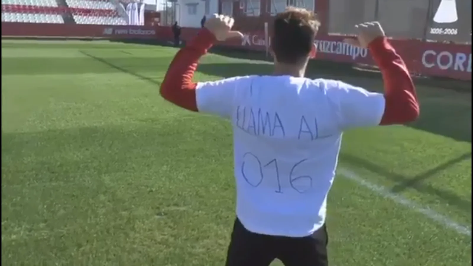 Jugador del Sevilla posando con su camiseta de apoyo