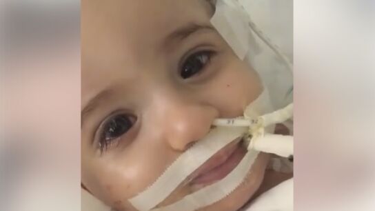 La peque&ntilde;a Marwa tras despertar del coma