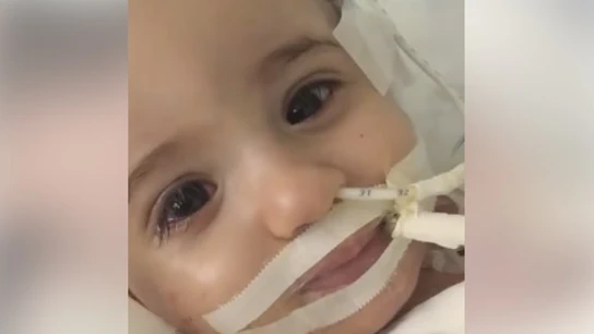 La pequeña Marwa tras despertar del coma La pequeña Marwa tras despertar del coma