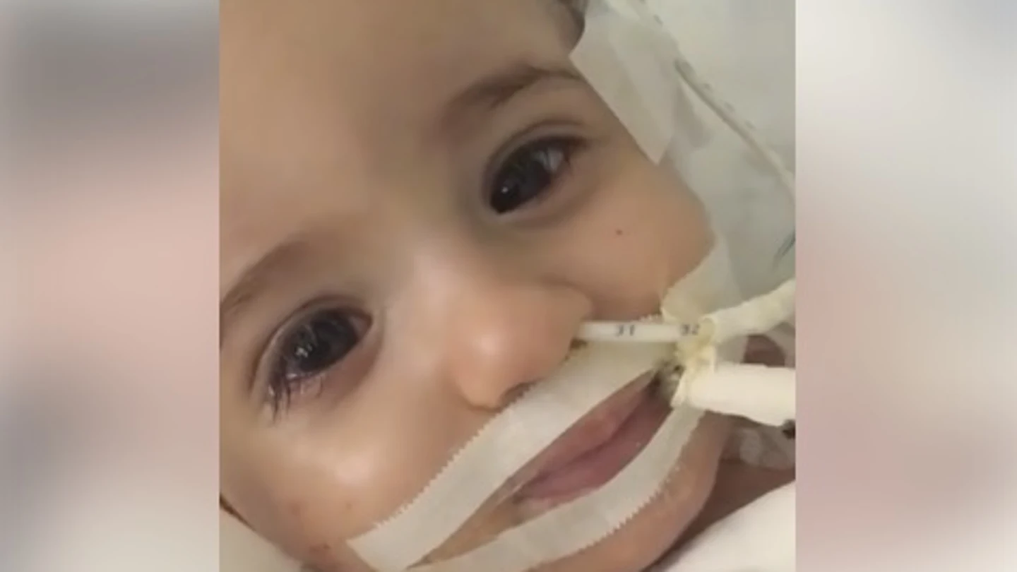 La pequeña Marwa tras despertar del coma La pequeña Marwa tras despertar del coma