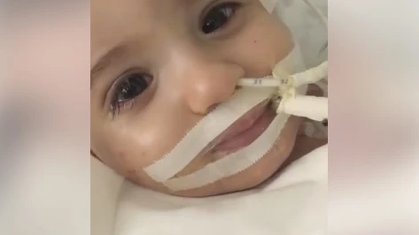 La pequeña Marwa tras despertar del coma