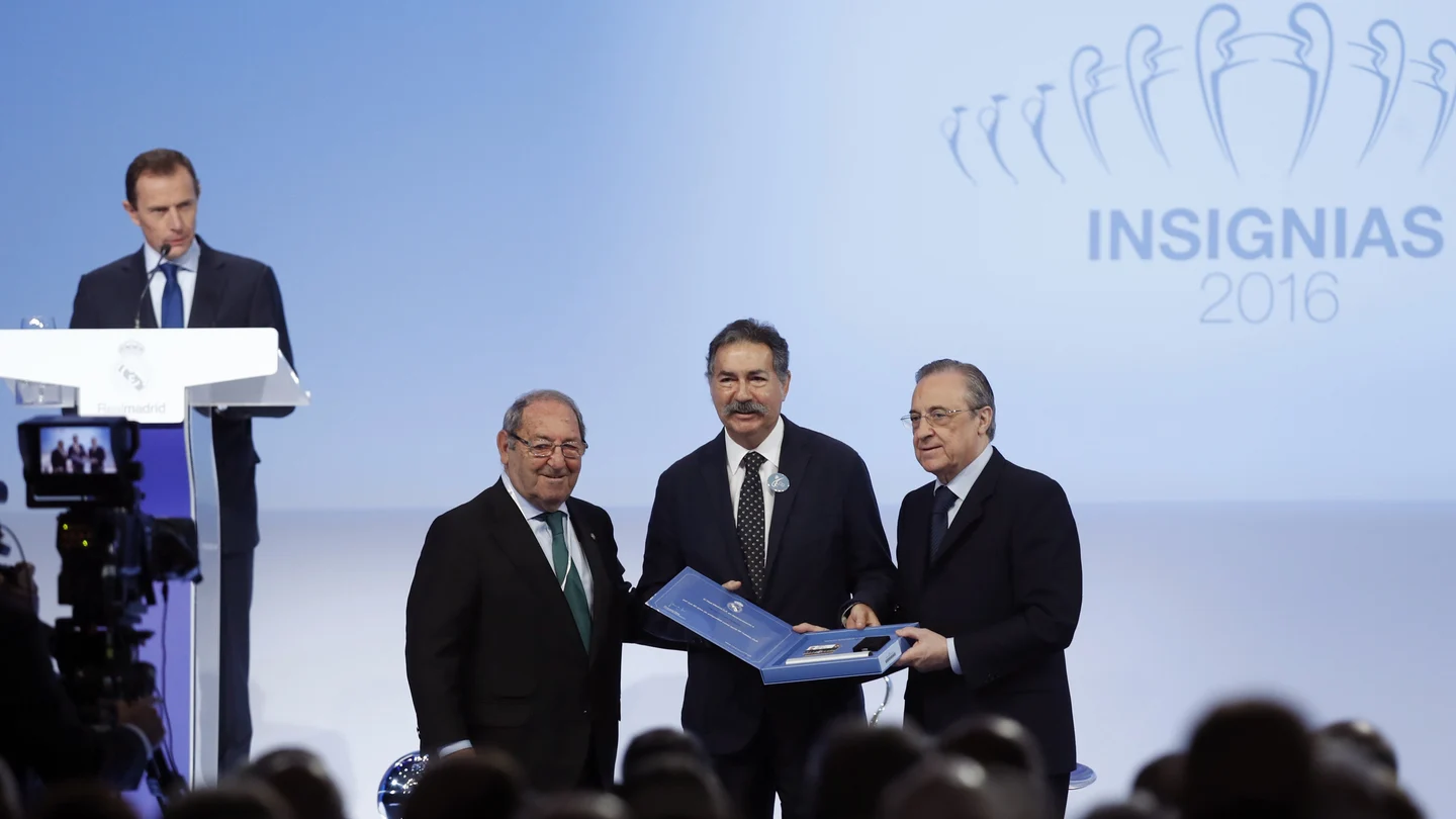 Florentino Pérez entregando una placa de plata a un aficionado Florentino Pérez entregando una placa de plata a un aficionado