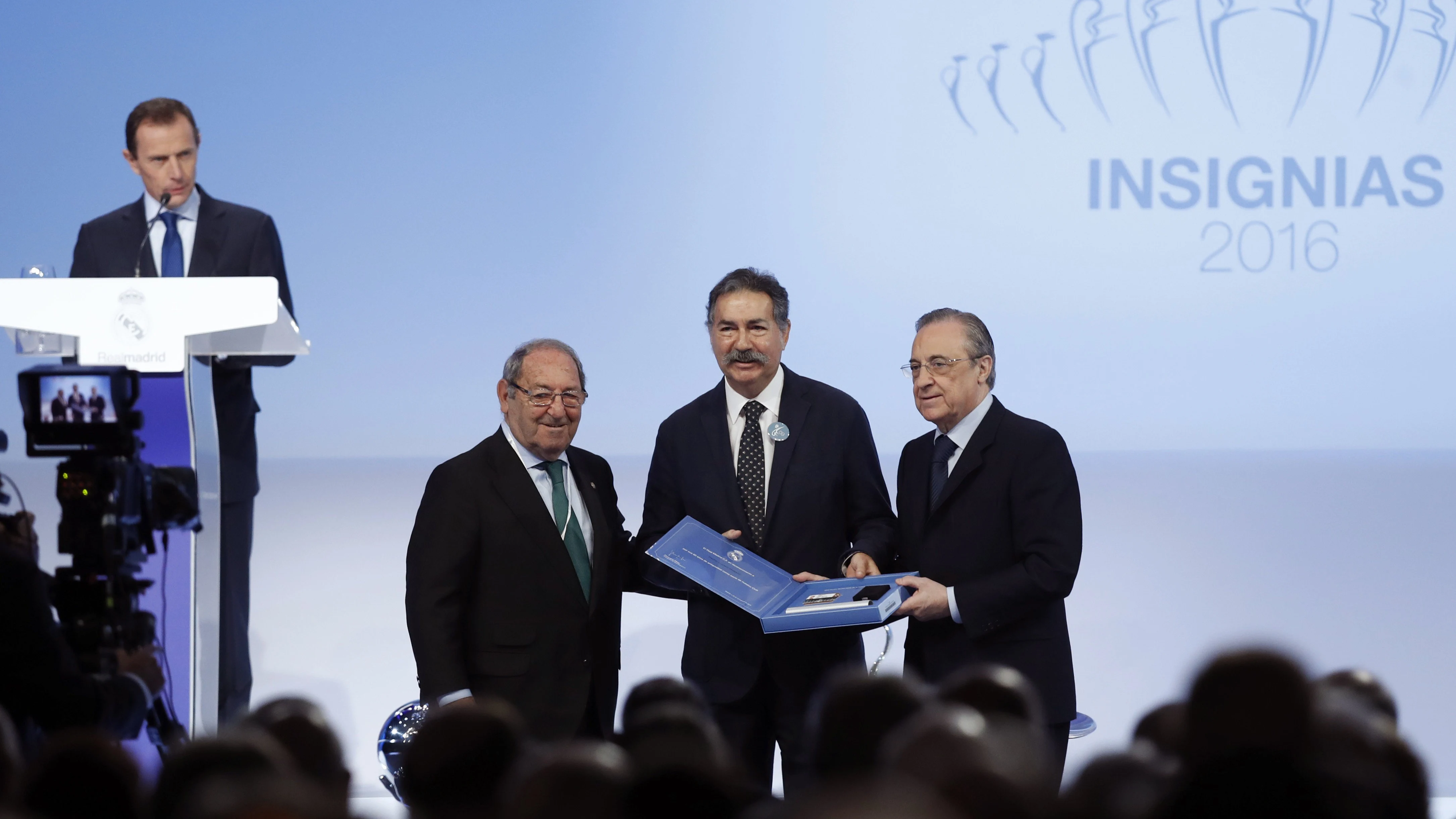 Florentino Pérez entregando una placa de plata a un aficionado