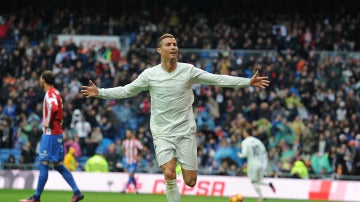 Cristiano Ronaldo celebra uno de sus goles al Sporting de Gijón