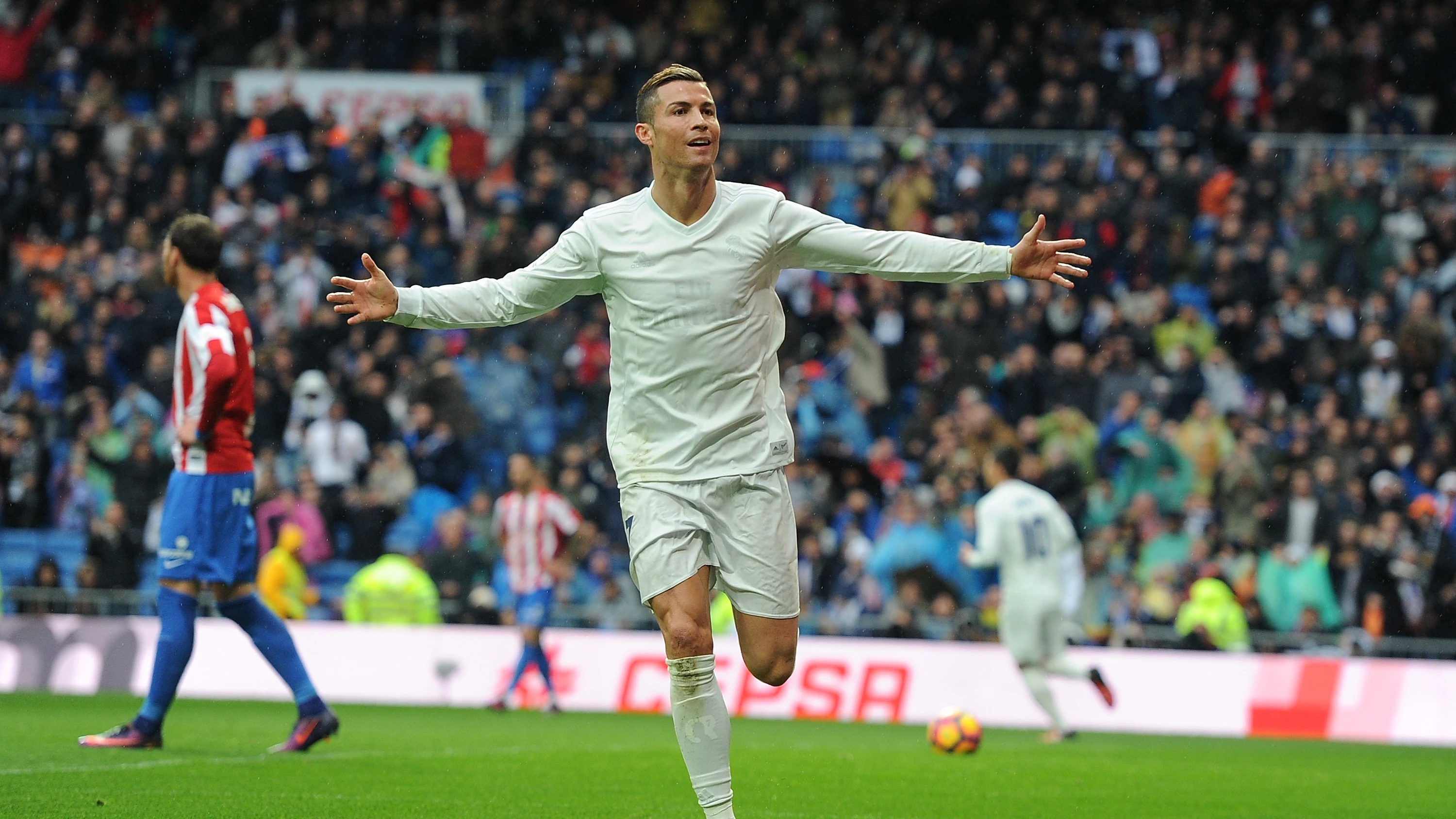 Cristiano Ronaldo celebra uno de sus goles al Sporting de Gijón