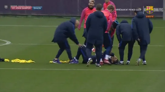 Unzue en el suelo después de chocar con Neymar Unzue en el suelo después de chocar con Neymar