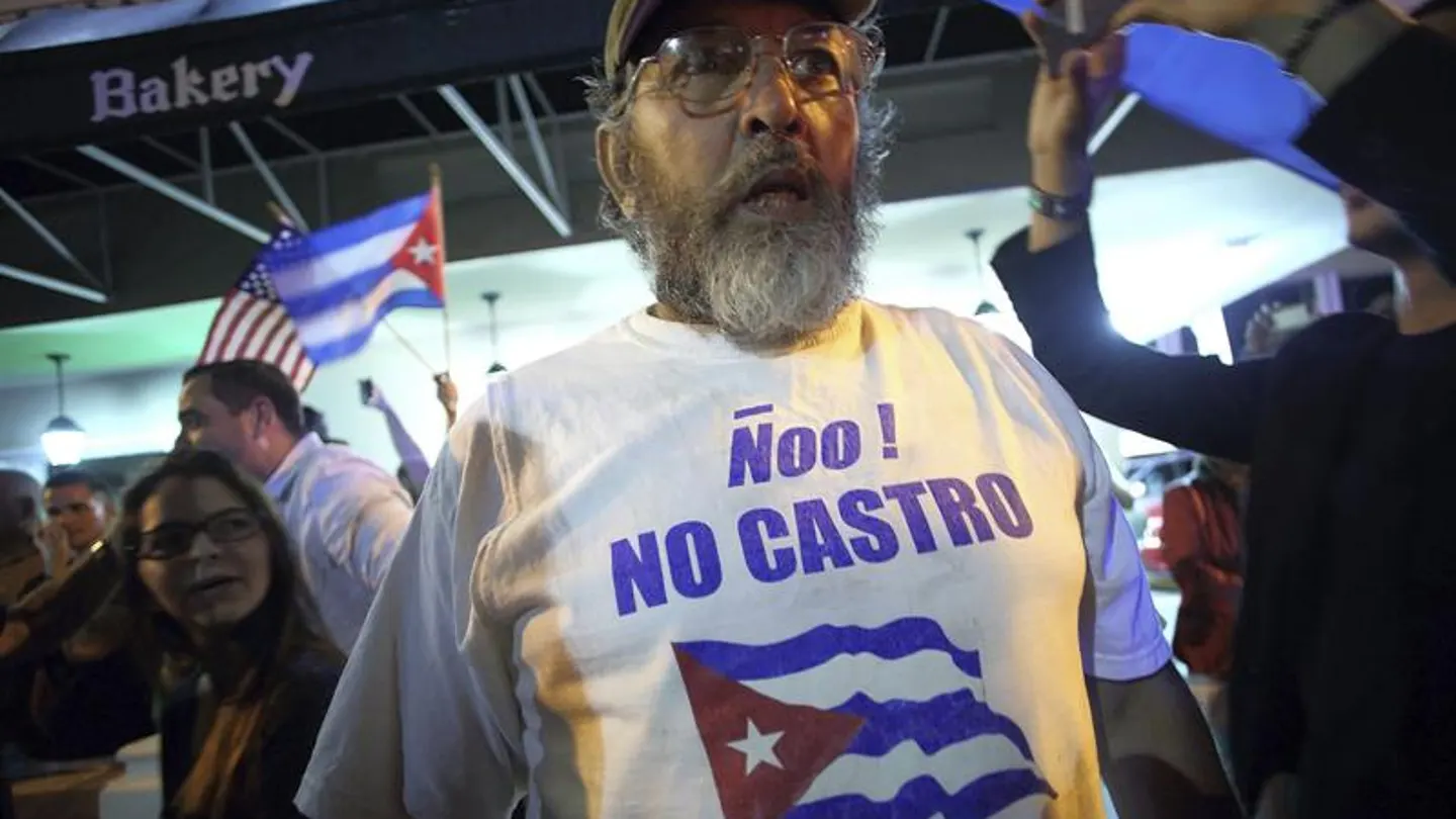 Un grupo de cubanos celebra la muerte de Fidel Castro Un grupo de cubanos celebra la muerte de Fidel Castro