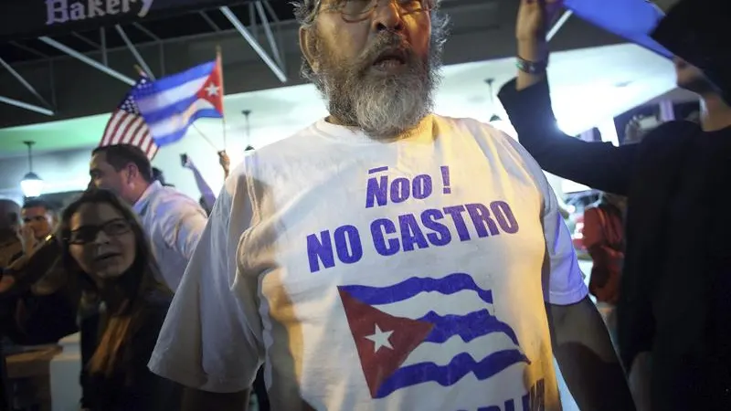 Un grupo de cubanos celebra la muerte de Fidel Castro Un grupo de cubanos celebra la muerte de Fidel Castro