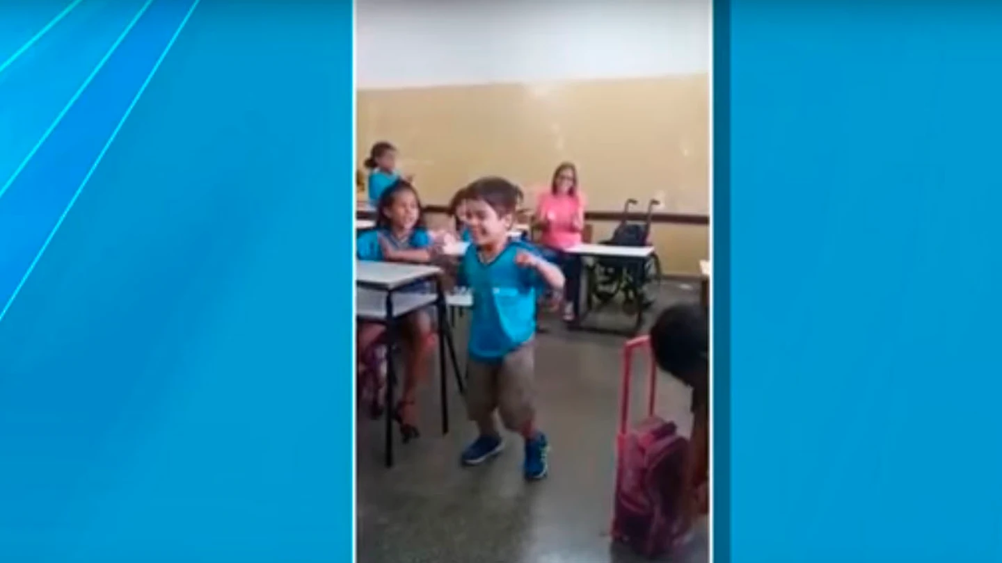 Un niño con parálisis consigue andar por primera vez UNA PROFESORA GRABÓ EL MOMENTO