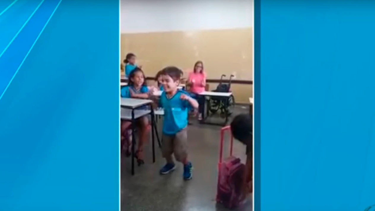 UNA PROFESORA GRABÓ EL MOMENTO