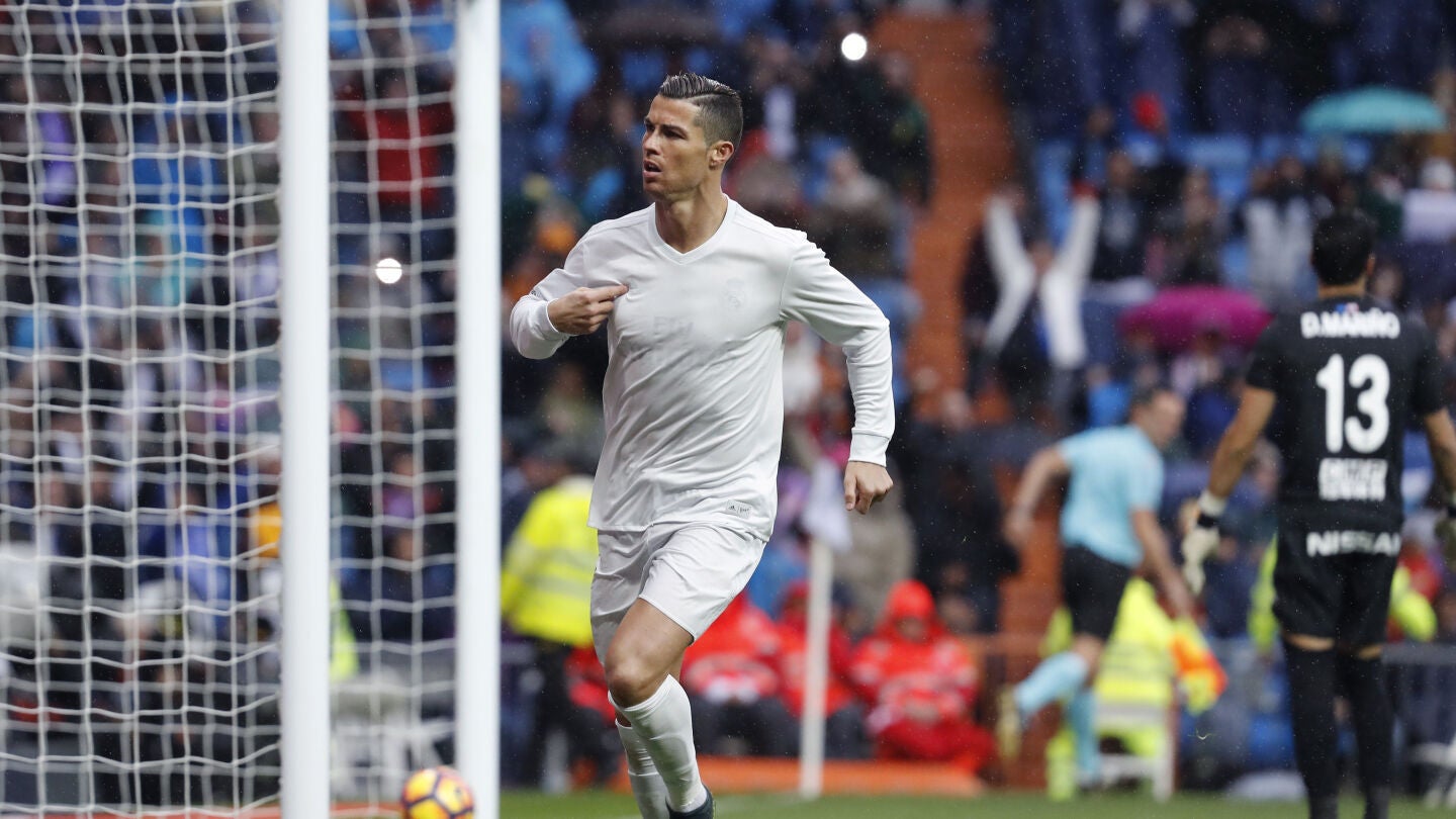 Cristiano celebrando un gol con la camiseta reciclada