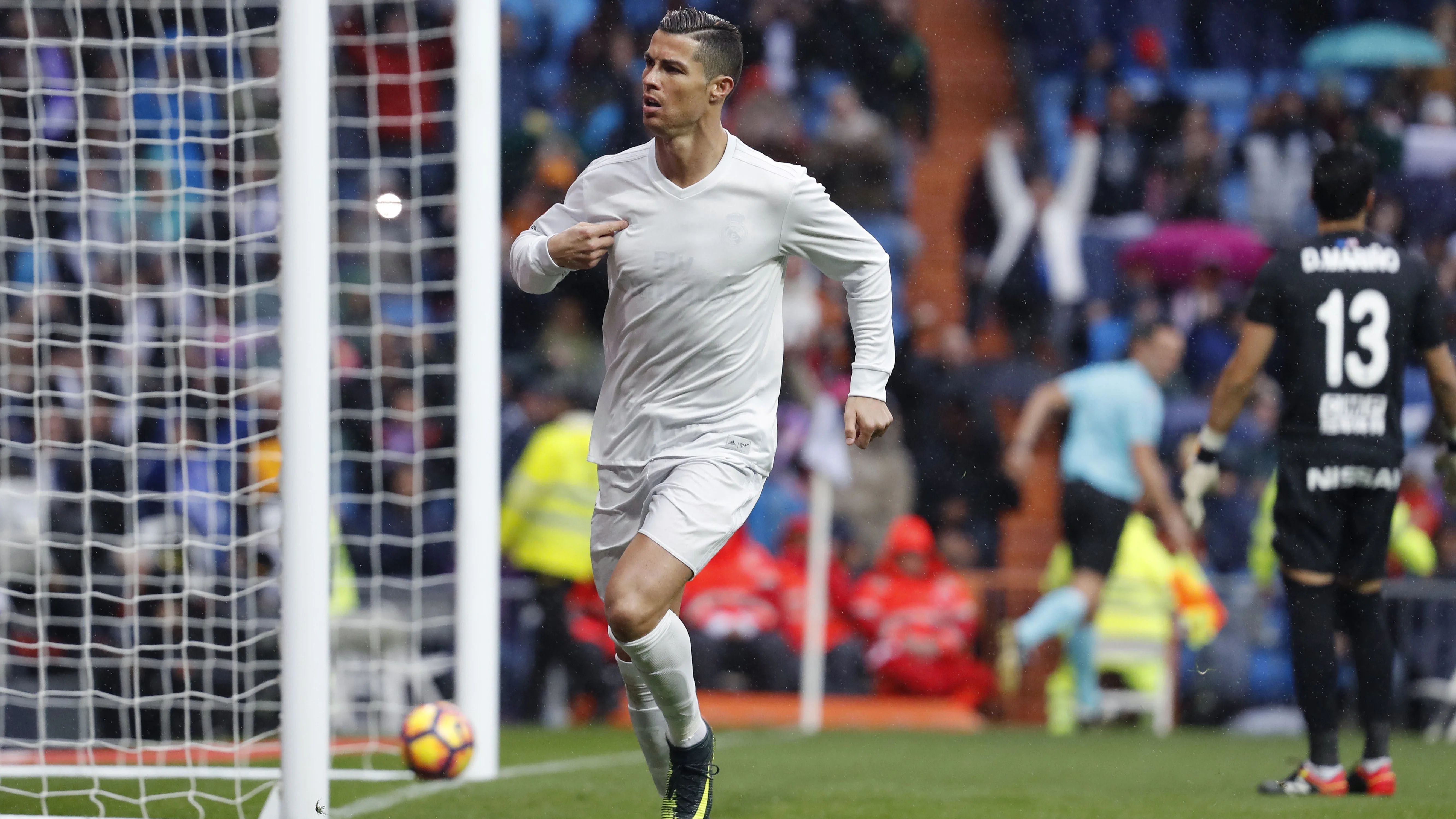 Cristiano celebrando un gol con la camiseta reciclada