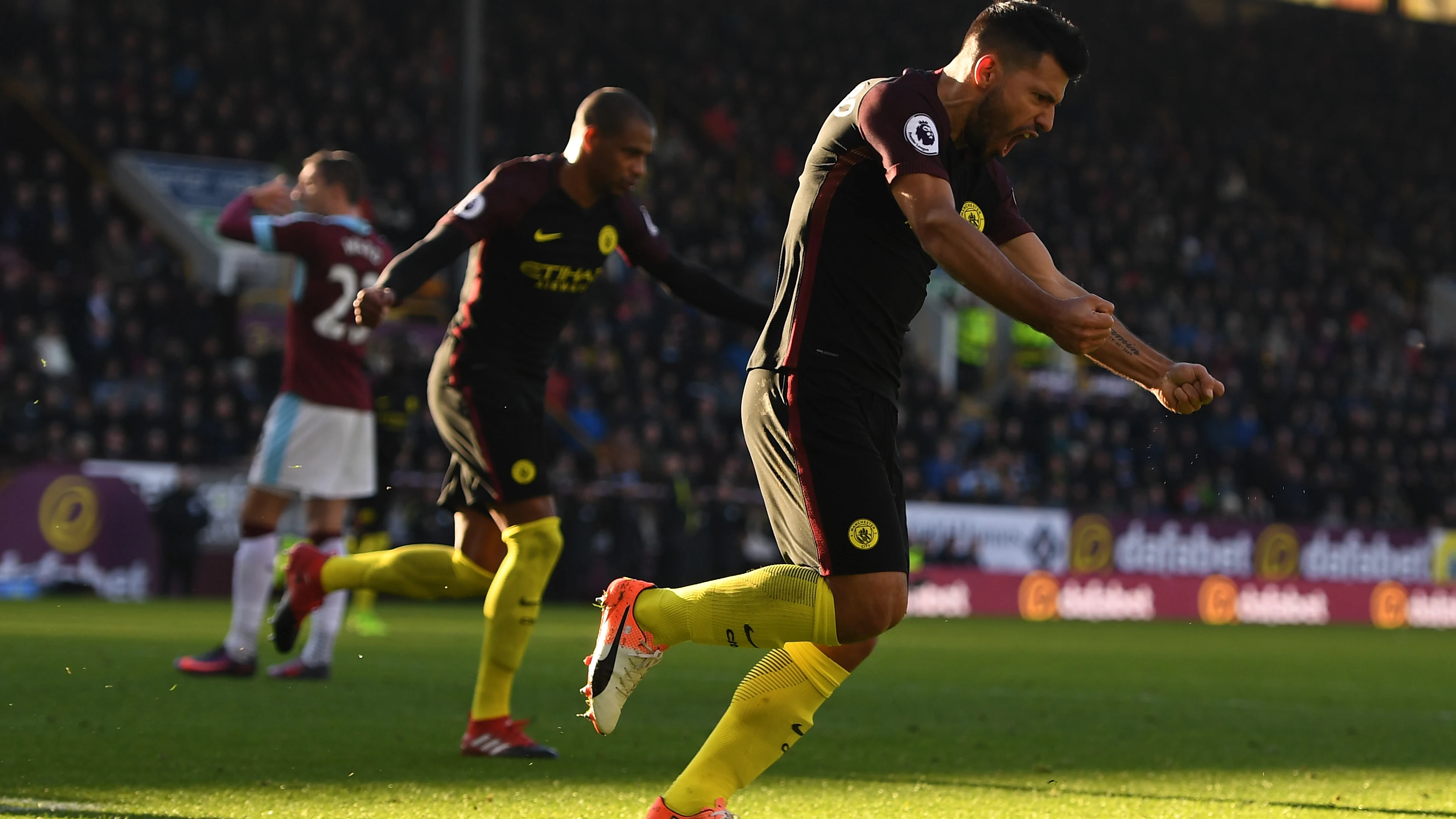 Agüero celebra un gol con el City