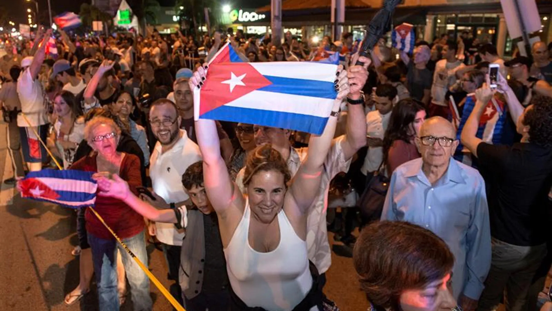 Exiliados cubanos celebran la muerte de Fidel Castro