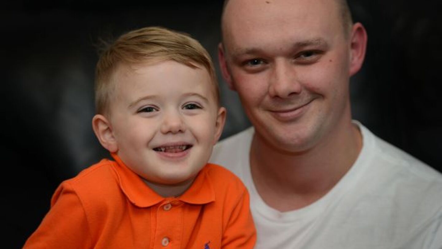 El peque&ntilde;o Lenny junto a su padre Mark