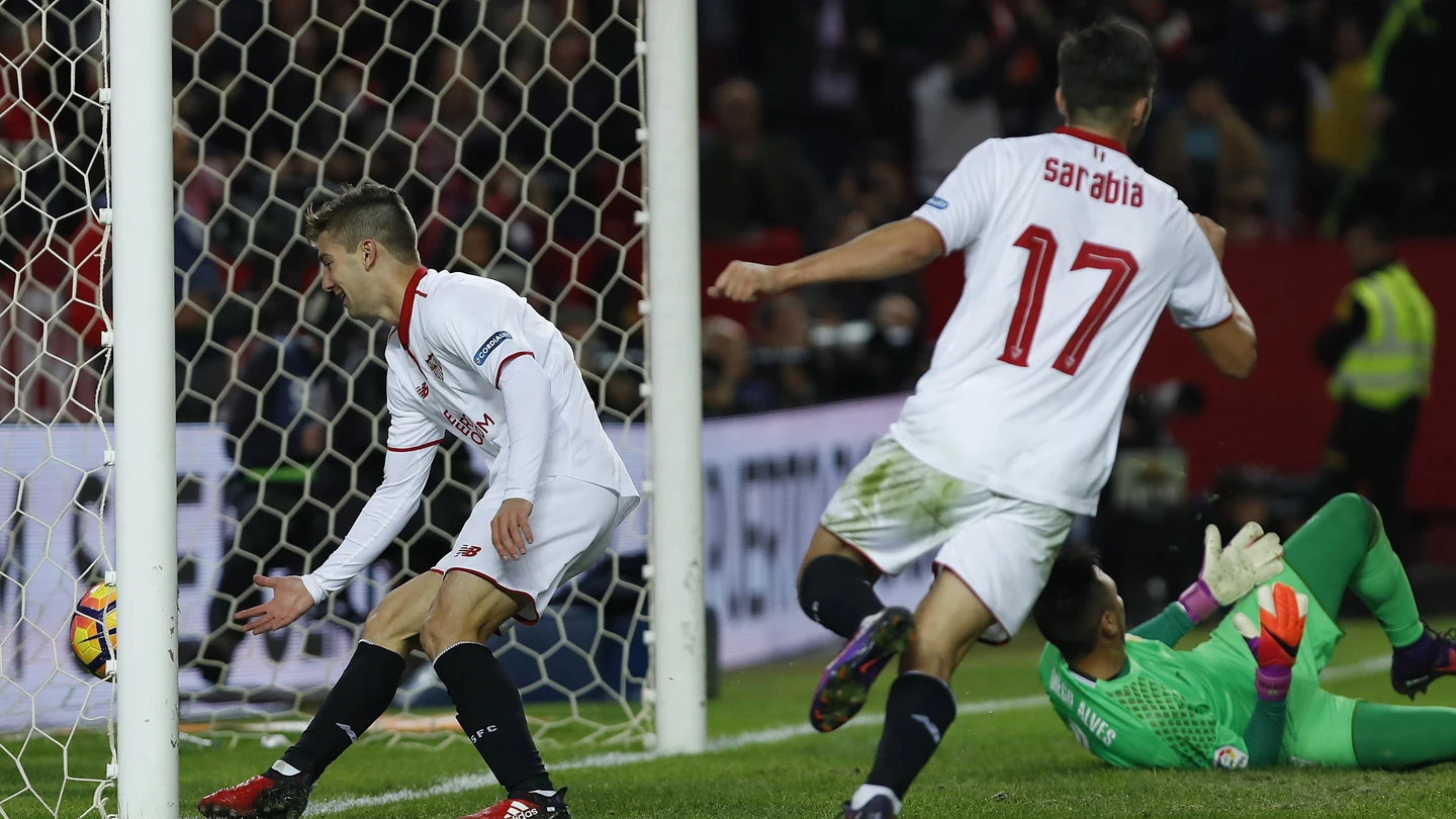 Vietto y Sarabia celebran un gol del Sevilla Vietto y Sarabia celebran un gol del Sevilla