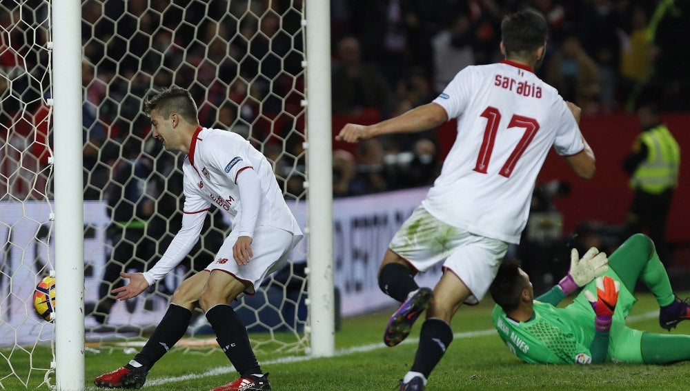Vietto y Sarabia celebran un gol del Sevilla
