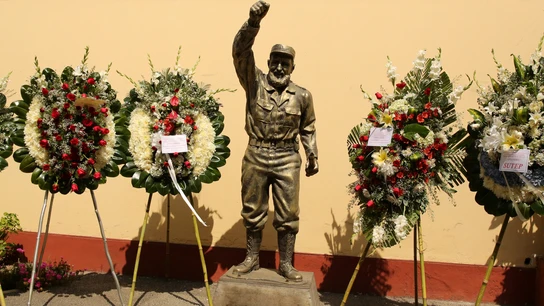 Flores junto a la estatua de Fidel Castro en la Embajada de Cuba en Lima Flores junto a la estatua de Fidel Castro en la Embajada de Cuba en Lima
