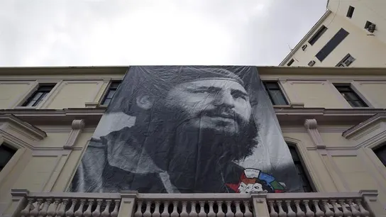 Un cartel con la imagen de Fidel Castro ha sido colgado en la fachada de un edificio Un cartel con la imagen de Fidel Castro ha sido colgado en la fachada de un edificio