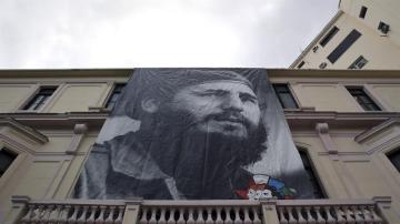 Un cartel con la imagen de Fidel Castro ha sido colgado en la fachada de un edificio