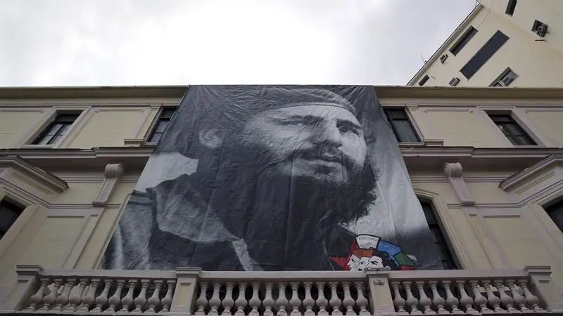 Un cartel con la imagen de Fidel Castro ha sido colgado en la fachada de un edificio