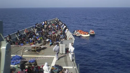 Un grupo de inmigrantes salvado por la fragata 'Navarra' Un grupo de inmigrantes salvado por la fragata 'Navarra'