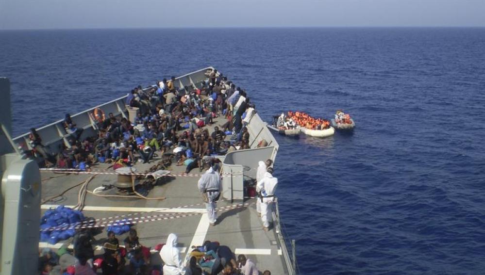 Un grupo de inmigrantes salvado por la fragata 'Navarra'