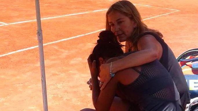 La tenista chilena Daniela Seguel llora en la pista