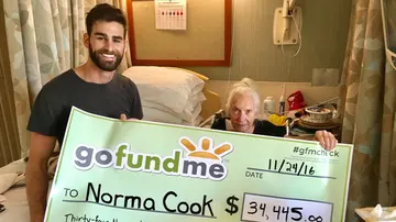Chris Salvatore muestra el dinero recaudado para ayuda a su vecina Norma Cook