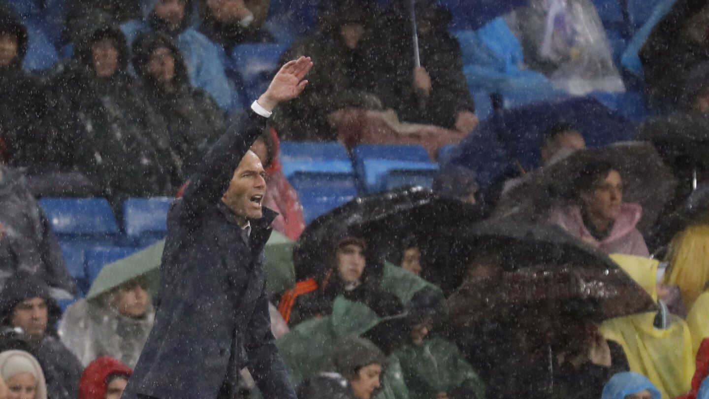 Zinedine Zidane da indicaciones desde la banda del Bernab&eacute;u