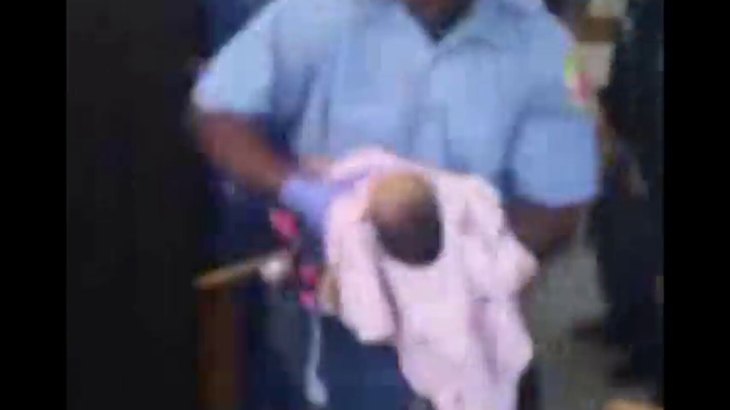 Frame 26.302079 de: Un polic&iacute;a intenta salvar sin &eacute;xito a una bebe de un mes durante una protesta