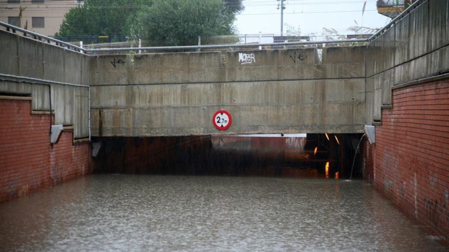 Vista de un paso subterr&aacute;neo en la localidad de Torredembarra, totalmente inundado acausa de las lluvias ca&iacute;das en la zona. 