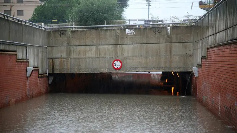 Vista de un paso subterráneo en la localidad de Torredembarra, totalmente inundado acausa de las lluvias caídas en la zona. 