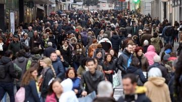 Una multitud en una avenida comercial de Madrid