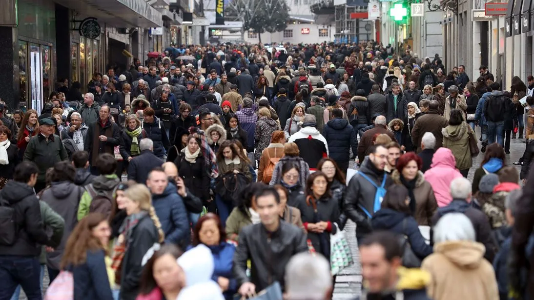 Una multitud en una avenida comercial de Madrid