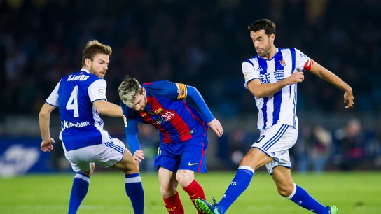 Messi intenta irse de Xabi Prieto en Anoeta Messi intenta irse de Xabi Prieto en Anoeta