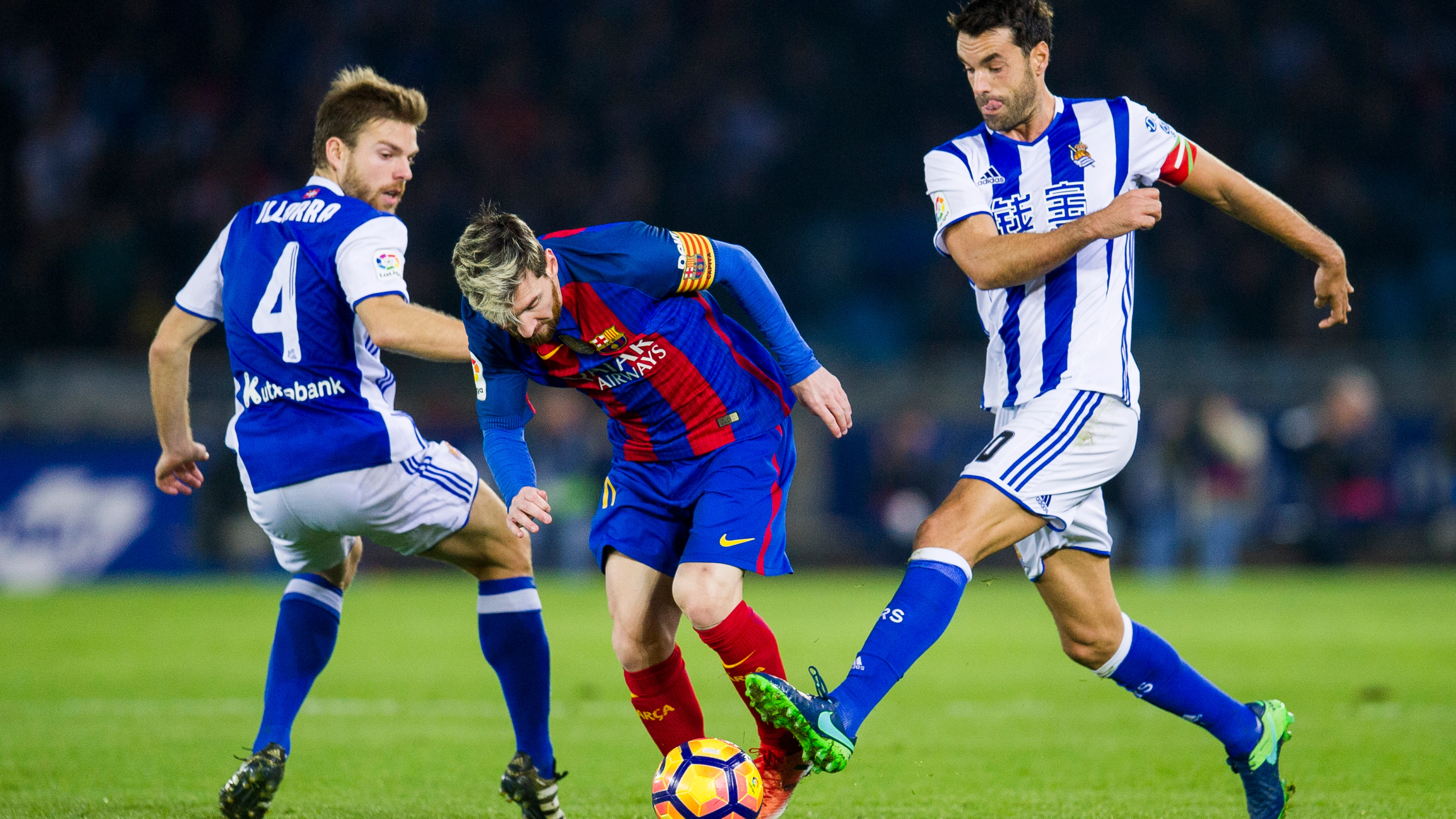 Messi intenta irse de Xabi Prieto en Anoeta