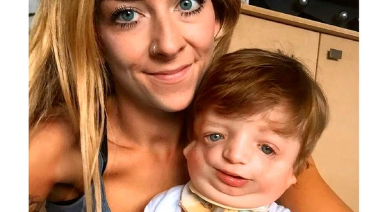 Imagen del pequeño Loui y su madre Karly Herriott Imagen del pequeño Loui y su madre Karly Herriott