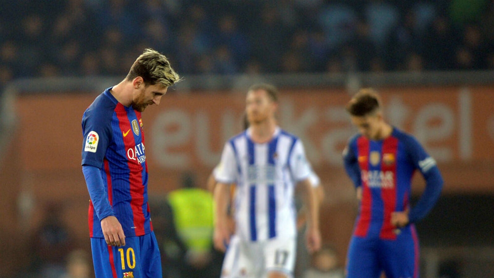 Messi se lamenta tras acabar el partido en Anoeta