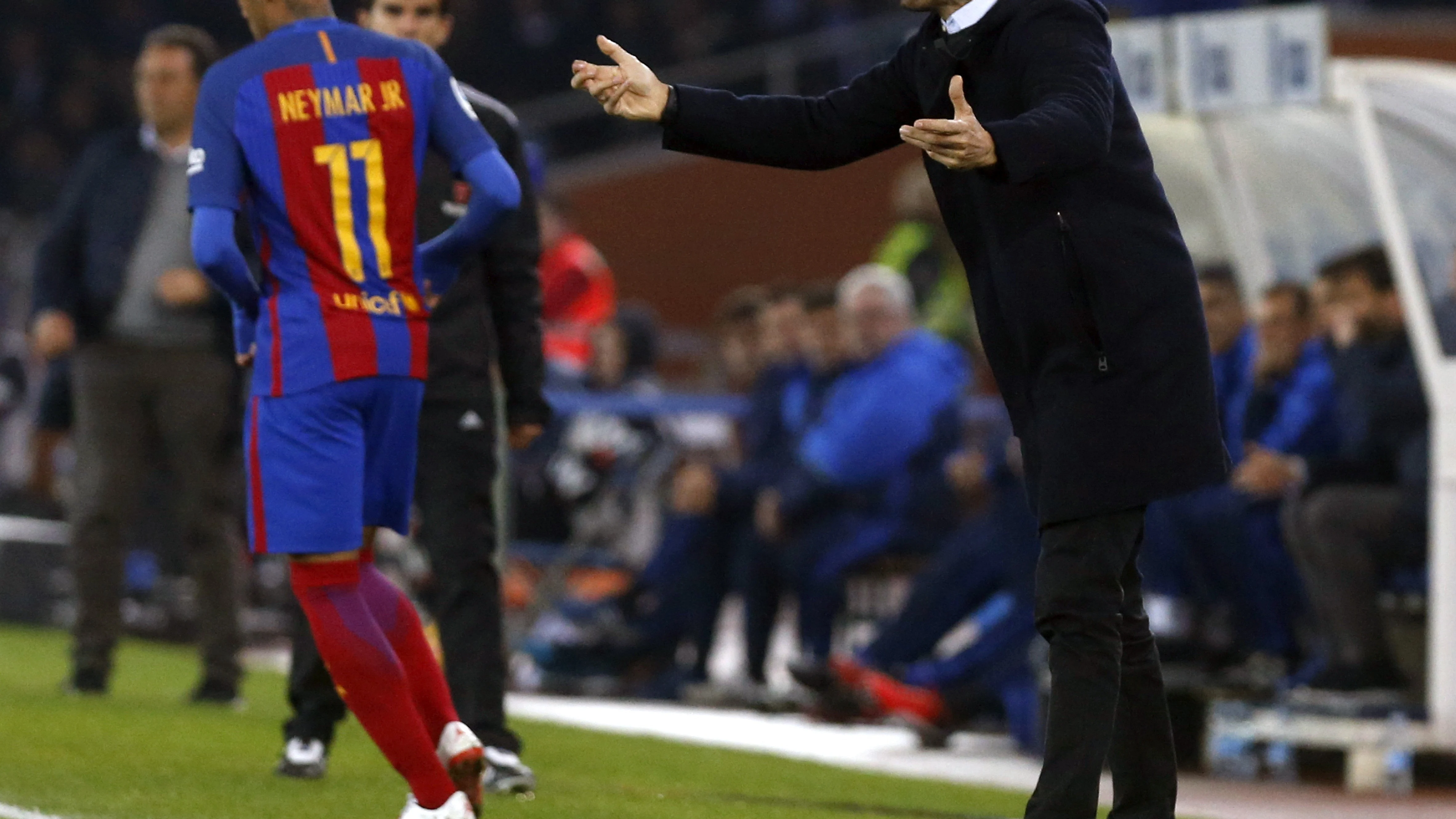 Luis Enrique dando instrucciones en la banda de Anoeta