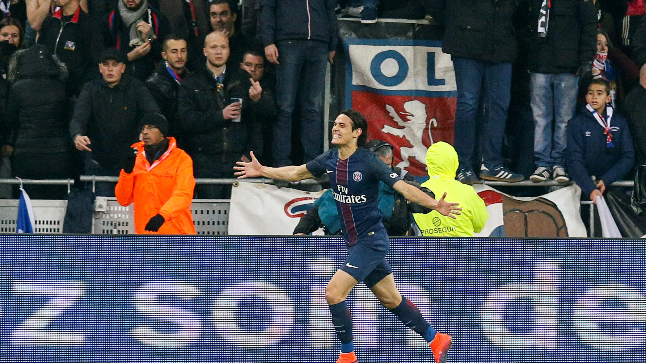 Cavani celebrando su gol frente al Olympìque de Lyon