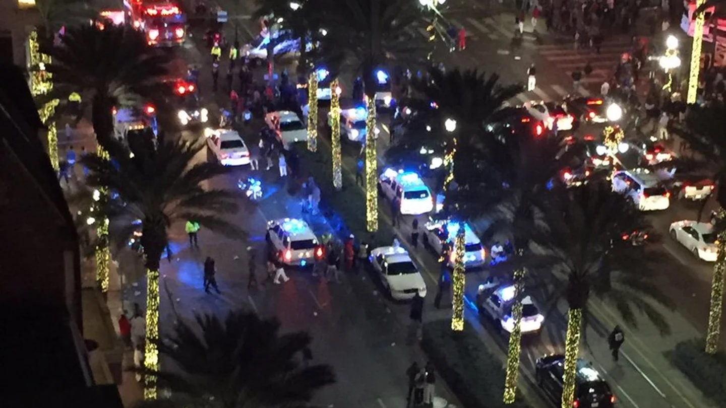 Vehículos de la Policía en el lugar del tiroteo sucedido en el barrio francés de Nueva Orleans Vehículos de la Policía en el lugar del tiroteo sucedido en el barrio francés de Nueva Orleans