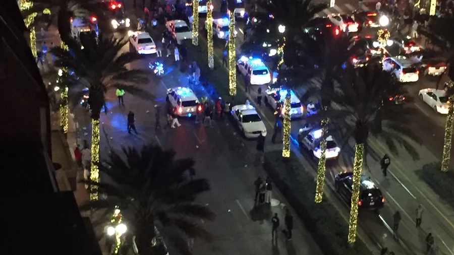 Vehículos de la Policía en el lugar del tiroteo sucedido en el barrio francés de Nueva Orleans