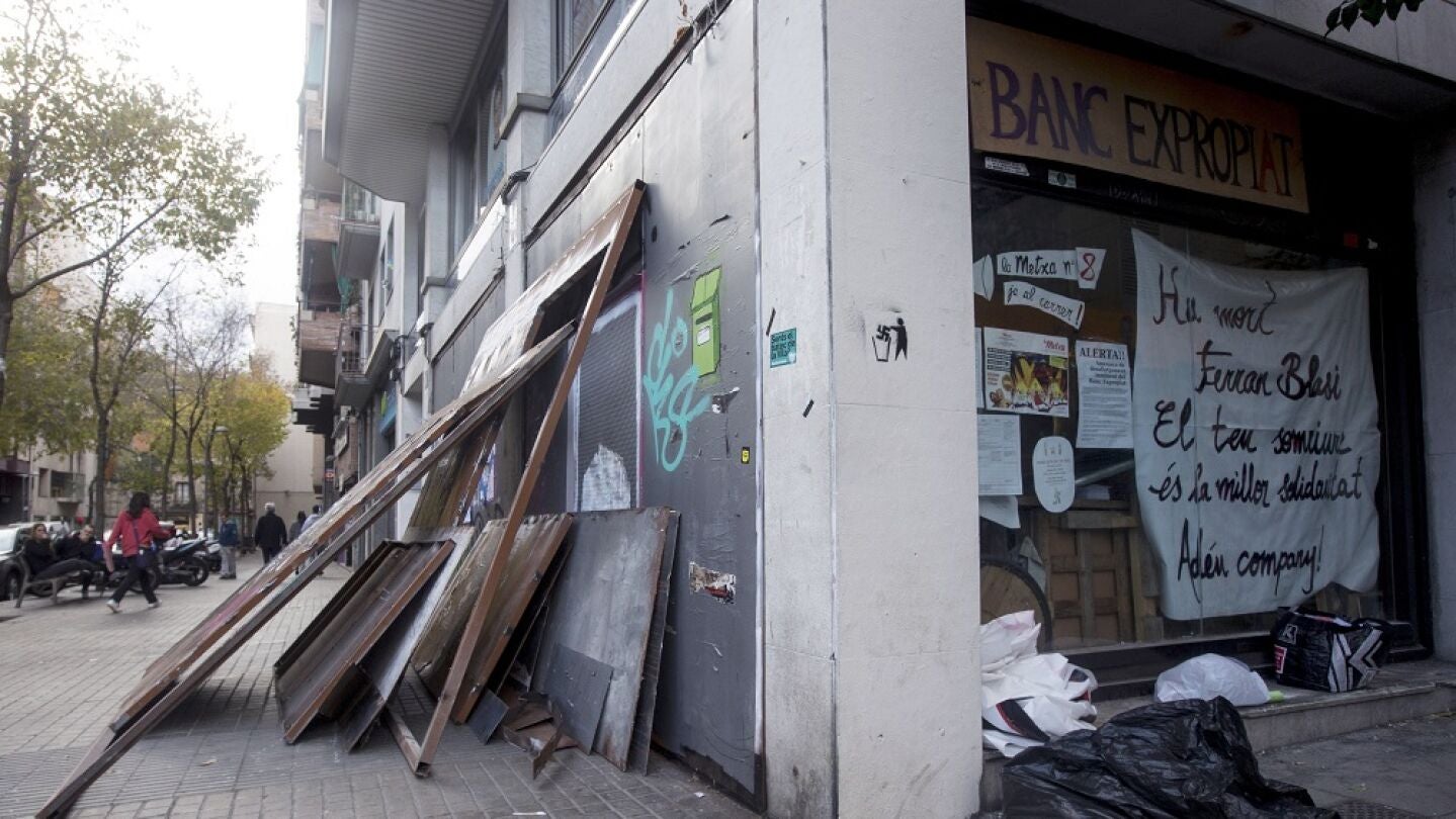 Vista de las planchas met&aacute;licas que miembros del colectivo okupa han retirado para acceder al 'Banc Expropiat'