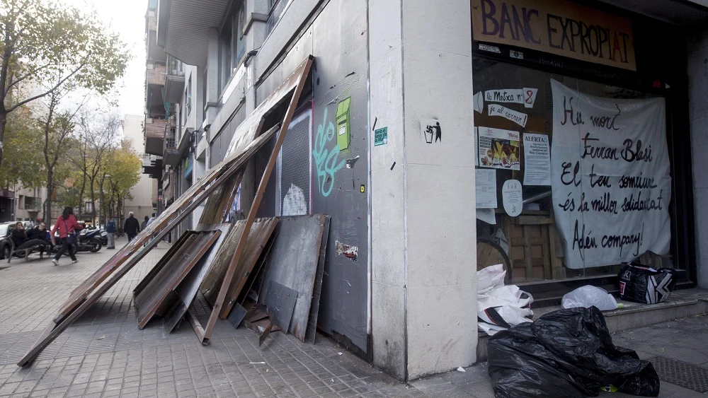 Vista de las planchas metálicas que miembros del colectivo okupa han retirado para acceder al 'Banc Expropiat' Vista de las planchas metálicas que miembros del colectivo okupa han retirado para acceder al 'Banc Expropiat'