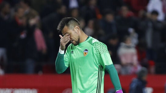 Diego Alves lament&aacute;ndose despu&eacute;s del partido contra el Sevilla