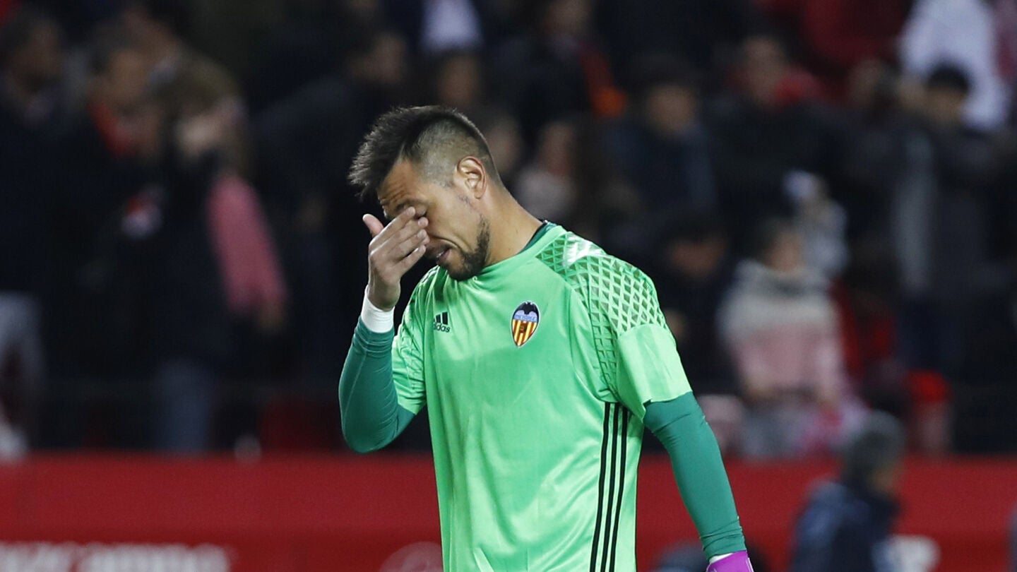Diego Alves lament&aacute;ndose despu&eacute;s del partido contra el Sevilla