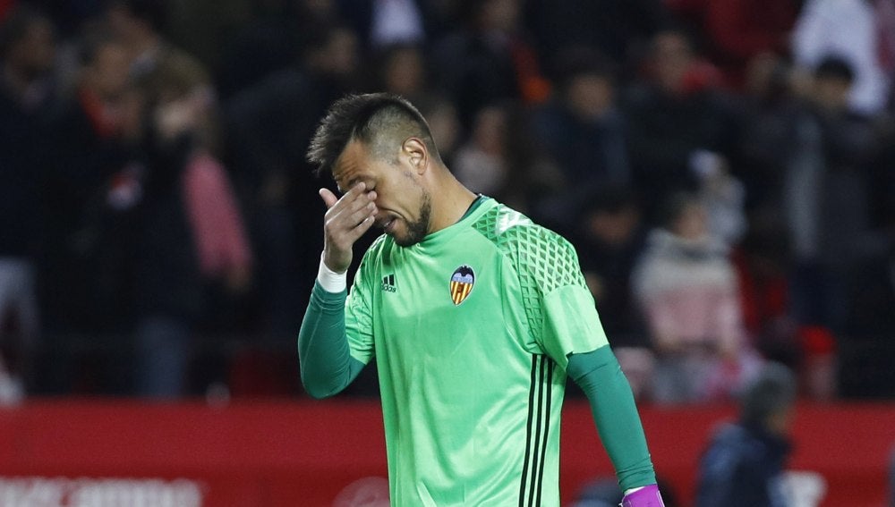Diego Alves lamentándose después del partido contra el Sevilla